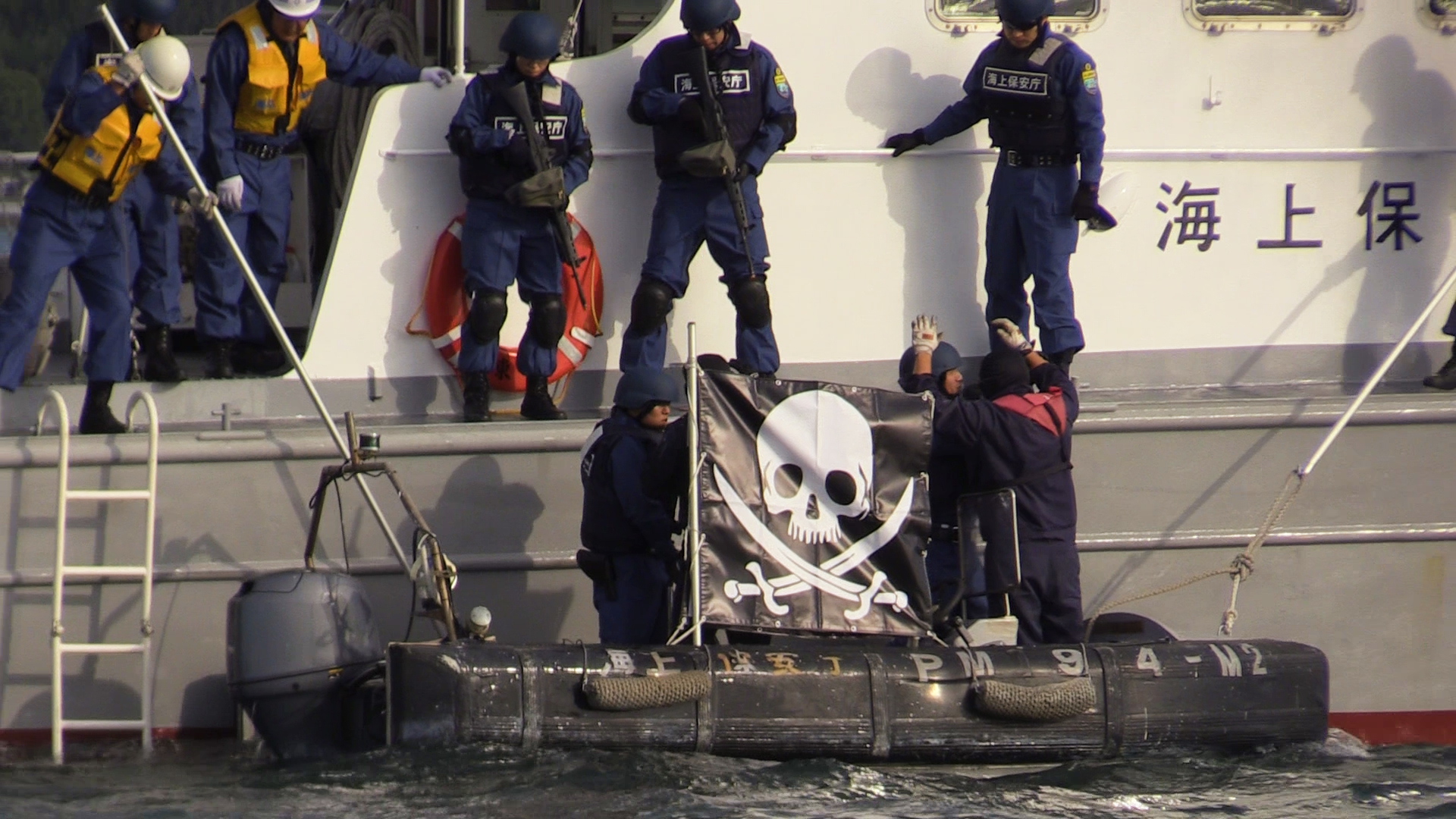 �e���Ƃ̑ߕߘA�s�P���̗l�q